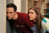 The Big Bang Theory – Sheldon (Jim Parsons, l.) und Amy (Mayim Bialik, r.) hegen den Verdacht, dass Penny Leonard betrügt und gehen auf Horchposten ...