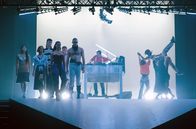 Echoes – Die Tänzer des Ballet National de Marseille scheinen die Zeit stillstehen zu lassen. Ein durch und durch zeitgenössisches Werk, das mit sich kunstvoll bewegenden Körpern und Rones eindringlichem Elektro eine Antwort auf eine nicht einfache Zeit liefert.