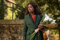 Alex Rider – Jack Starbright (Ronke Adekoluejo) findet in einem anonymen Blumenstrauß eine mysteriöse Botschaft und begibt sich ahnungslos zu einem geheimen Treffpunkt.