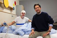 Checker Tobi – Von links: Ckecker Tobi mit Amin Raissi im Schlaflabor Landshut.