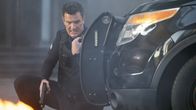 The Rookie – Officer Nolan (Nathan Fillion) gerät in Lebensgefahr, als neben ihm ein Geldtransporter explodiert und es zu einem Schusswechsel kommt.
