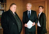 Der Dicke – Bei seinem Treffen mit Reeder Haag (Hans Jörg Assmann, M.) und dessen Sohn Sven (Kai-Ivo Baulitz, r.) stößt Gregor Ehrenberg (Dieter Pfaff, l.) auf eine Mauer des Schweigens.