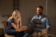 No tomorrow – Evie Covington (Tori Anderson, l.); Xavier Holliday (Joshua Sasse, r.)