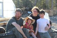 Alaska - Eisige Freiheit – Brittany und Kaleb Rowland, mit ihren beiden Kindern Elovie und Gilbert. (National Geographic für Disney/Sean Odom)