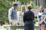Sturm der Liebe – Hochzeit: Vor Boris (Florian Frowein, 2.v.l.), Tina (Christin Balogh, r.) und den weiteren Hochzeitsgästen werden Alicia (Larissa Marolt, M.) und Viktor (Sebastian Fiischer, l.) von Standesbeamtin Wiener (Stefanie Oestreich, 2.v.r.) getraut.