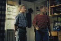 Malcolm mittendrin – Da Dewey (Erik Per Sullivan, l.) Billy Prescott (Logan A. Graham, r.) zum Verwechseln ähnlich sieht, kann er ein ziemlich geschmackloses Ding drehen ...