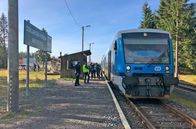 Mit dem Zug zwischen Iser- und Riesengebirge – Jakuszyce, früher Jakobsthal genannt, ist der am höchsten gelegene Bahnhof Polens.
