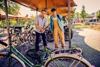 neoriginal: Like a Loser – Missetat begangen: Julian (Ben Münchow, l.) und Ernst (Diyar Ilhan, r.) haben Janniks Fahrrad in seine Einzelteile zerlegt. Das soll ihm eine Lehre sein, sich mit dem Vater-Sohn-Duo anzulegen.