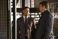 Castle – Während Beckett vor Ort undercover ermittelt, müssen Javier Esposito (Jon Huertas, l.) und Castle (Nathan Fillion, r.) im Revier die Suche nach einem Mörder vorantreiben ...