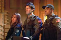 Stargate Atlantis – Das Atlantis-Team (hier v.l.n.r.: Rachel Luttrell als Teyla Emmagan, Joe Flanigan als Lt. Colonel John Sheppard und Rainbow Francks als Lt. Aiden Ford) trifft in der Pegasus-Galaxie auf viele verschiedene menschliche Völker.