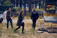 neoriginal: Unbroken – Alex (Aylin Tezel, M.) und Rensmann (Sascha Nathan, l.) nehmen die Ermittlungen im Fall Krusowitz auf.