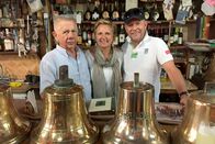 Verrückt nach Meer – Waltraud Hansen und Morten Hansen mit deutschem Wirt Wolfgang in der Hamburg Bar in Valparaiso, Chile. Weiteres Bildmaterial finden Sie unter www.br-foto.de.