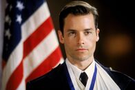 L.A. Confidential – Detective Lieutenant Ed Exley (Guy Pearce) wird für seinen Einsatz mit einer Medaille ausgezeichnet.