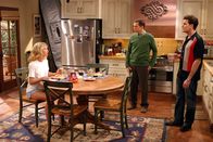 Two and a Half Men – Nachdem Frankie (Jenna Elfman, l.) Charlie (Charlie Sheen, r.) klargemacht hat, dass sie niemals Sex mit ihm haben wird, malt sich Alan (Jon Cryer, M.) bei Frankie Chancen aus ...