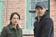 Beauty and the Beast – Vincent (Jay Ryan, r.) trifft sich heimlich mit J.T. und erfährt, dass Catherine (Kristin Kreuk, l.) entführt wurde. Er versucht alles, um sie zu finden ...