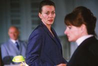 Hinter Gittern - Der Frauenknast – Werner Baals (Uwe Zerbe, li.) Anwältin Engel (Marlies Ludwig, re.) nimmt Eva (Karen Böhne) in die Zange. Sie schafft es, den Fall so zu drehen, dass der Verdacht plötzlich auf Eva fällt...