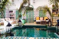 Magischer Maghreb – Die äußerlich oft unscheinbaren, traditionellen Häuser der Altstadt von Marrakesch entpuppen sich nicht selten als traumhafte Riads mit traditioneller Kachelkunst auf Wänden und Böden.