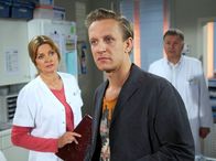 In aller Freundschaft – Lars Böttchers (Mike Hoffmann, Mitte) Frau Sonja droht durch ihre MS-Erkrankung allen Lebensmut zu verlieren. Dr. Roland Heilmann (Thomas Rühmann, rechts) rät Lars, Sonja eine neue Perspektive, ein neues positives Ziel zu setzen. Schwester Yvonne (Maren Gilzer) erzählt Lars, dass sich Sonja plötzlich ein Baby wünscht.