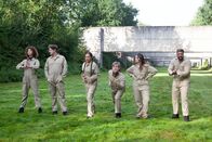 neoriginal: Pumpen – Shae (Taynara Silva-Wolf, l.), Jean (Jesse Albert, 2.v.l.), Flora (Lo Rivera, 3.v.l.), Tom (Timur Bartels, 3.v.r.), Mia (Lotte Becker, 2.v.r.) und Papis (Tino Führer, r.) sind bereit für den Survival-Parcours.