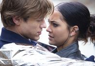 MacGyver – Angus MacGyver (Lucas Till, l.), Riley Davis (Tristin Mays, r.)