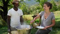 Zu Tisch ... – Zu Tisch Provenzalische Voralpen – Frankreich Pierre Koffi Alanda und Cosima Jentzsch kochen Gboma Gnagna. Copyright: SRF/Berlin Producers Media/Frederik Klose-Gerlich