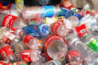 SRF DOK: Coca-Cola und das Plastikproblem – Coca-Cola produziert einen Drittel der rund 470 Milliarden Plastikflaschen der Softdrink-Industrie jährlich.