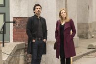 Salvation – Grace (Jennifer Finnigan, r.) und Darius (Santiago Cabrera, l.) machen sich hinter Harris' Rücken auf den Weg nach Russland, um einen potenziellen Nuklearkrieg aufzuhalten ...
