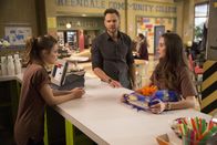 Community – Das Geschäft im Sandwich-Shop läuft für Britta (Gillian Jacobs, l.) mehr als schlecht. Aber vielleicht haben Jeff (Joel McHale, M.) und Annie (Alison Brie, r.) die rettende Idee, wie sie das Geschäft retten können. Nur auffliegen sollten sie damit besser nicht ...