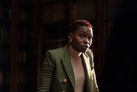 Alex Rider – Ein verheerender Cyberangriff auf das Pentagon zwingt CIA-Direktorin Jo Byrne (Rakie Ayola). zu handeln. Obwohl der gesuchte Hacker kaum Spuren hinterlassen hat, war es möglich, eine grobe Position zu ermitteln. Der Angriff kam aus London.