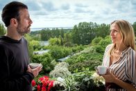 Praxis mit Meerblick – Windpocken! Nora (Tanja Wedhorn) muss ihren Praxiskollegen Dr. Stresow (Benjamin Grüter) krankheitsbedingt vertreten.