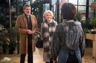 Rote Rosen – Dörte (Edelgard Hansen, l.) und Gunter (Hermann Toelcke, r.) wollen Merle (Anja Franke, M.) auf die Sprünge helfen und arrangieren ein Online-Date.