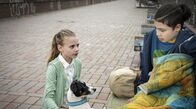 Die Pfefferkörner – In der Hafencity lernen Alice (Emilia Flint) und ihr Hund Murphy den afghanischen Flüchtling Jamal (David Ganser) kennen.