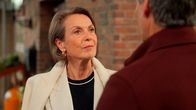 Rote Rosen – Nach Gerds Einstieg in den Aufsichtsrat kommt es erneut zu Spannungen zwischen Victoria (Caroline Schreiber) und Richard (Florian Odendahl).