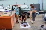 Deadly Tropics – Gaëlle (Béatrice de la Boulaye, r.), Mélissa (Sonia Rolland, 2.v.r.) und Valentin (Philippe Dorian, l.) eilen zum Tatort, um ihrem Kollegen Aurélien (Julien Béramis, 2.v.l.) unterstützend beizustehen. Gemeinsam untersuchen sie die Leiche eingehend.
