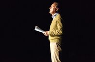 Labaule und Erben – Nach einer Idee von Harald Schmidt Wolfram (Uwe Ochsenknecht) konnte nicht nein sagen: Er ist auserkoren, im Hamlet aufzutreten. Und zwar in allen Rollen des Stücks.