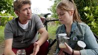 Löwenzahn – Fritz Fuchs (Guido Hammesfahr, l.) und seine Kusine Charlie (Géraldine Raths, r.) haben eine ganz besondere Bakterienzucht angelegt.