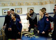 Chicago Fire – Grosse Freude nach einem schweren Tag: Taylor Kinney als Kelly Severide, Robyn Coffin als Cindy Hermann, Jesse Spencer als Matthew Casey