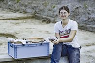 Heimatleuchten – Lisa Cihal bei einer archäologischen Ausgrabungstelle in Enns