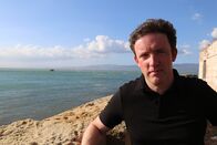 Enthüllt – Port Royal, Jamaica - Jon Henderson with the sunken city behind. (photo credit: MSP/Dan Stevenson)