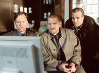 Tatort – Die Brauerei wird erneut erpresst - diesmal per E-mail. Paul Belcher (Rainer Will,l), Max Ballauf (Klaus J. Behrendt, r) und Freddy Schenk (Dietmar Bär, Mitte) glauben an einen Trittbrettfahrer.