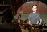 Young Sheldon – Wendie Malick (Präsidentin Hagemeyer), Iain Armitage (Sheldon Cooper).