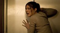 Quarantäne – Nachdem sich plötzlich einige Bewohner eines Wohnhauses in blutrünstige Killer verwandeln, will die Fernsehreporterin Angela Vidal (Jennifer Carpenter) so schnell wie möglich nach draußen fliehen. Erschreckenderweise muss sie jedoch feststellen, dass sie eingesperrt ist und kein Weg nach draußen führt.