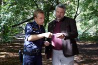 Die Rosenheim-Cops – Polizeihauptmeister Mohr (Max Müller, l.) zeigt Kommissar Stadler (Dieter Fischer, r.) die beim Opfer gefundenen Visitenkarten.