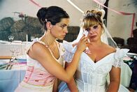 Edel & Starck – Die Braut (Sandra Steffel, r.) hat sich in einer Scheune verschanzt und gewährt allein Sandra (Rebecca Immanuel, l.) Zutritt. Sie ist sich nicht mehr ganz sicher, ob sie von dem Bräutigam auch wirklich geliebt wird und muss getröstet werden.