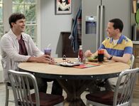Two and a Half Men – Noch lachen sie gemeinsam: Walden (Ashton Kutcher, l.) und Alan (Jon Cryer, r.) ...