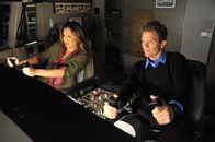 Collision Course – Auf dem Flug nach Hause wird die Maschine von einer Sonneneruption getroffen, wobei die beiden Piloten außer Gefecht gesetzt und die Elektronik zerstört werden. Nun liegt es an Kate (Tia Carrere), das Flugzeug zu steuern und das Leben der Passagiere zu retten. Dabei hat sie nur den Flugbegleiter Jake (David Chokachi) als Unterstützung.