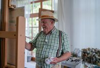 Gartln mit Starkl – Josef Starkl darf sich selbst auch kreativ an der Leinwand verewigen