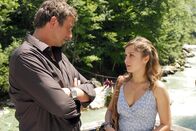 Der Bergdoktor – Pia (Sarah Alles) gesteht Martin (Hans Sigl), dass sie Angst um ihre Beziehung zu Jan hat, der nach Amerika gehen möchte.