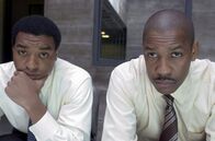 Inside Man – Als Keith Frazier (Denzel Washington, r.) und Bill Mitchell (Chiwetel Ejiofor, l.) es bei einem Banküberfall mit dem hochintelligenten Geiselnehmer Dalton Russell zu tun bekommt, beginnt ein gefährliches Katz-und-Maus-Spiel, das sich von Minute zu Minute zuspitzt ...