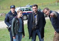 Steirerkreuz – Sandra Mohr (Miriam Stein, 2. v. l.) und Sascha Bergmann (Hary Prinz, 2.v.r.) suchen mit dem Ortspolizisten Ferdinand Franz (Holger Schober) den Verdächtigen Veit Schindler (Julian Weigend) auf.